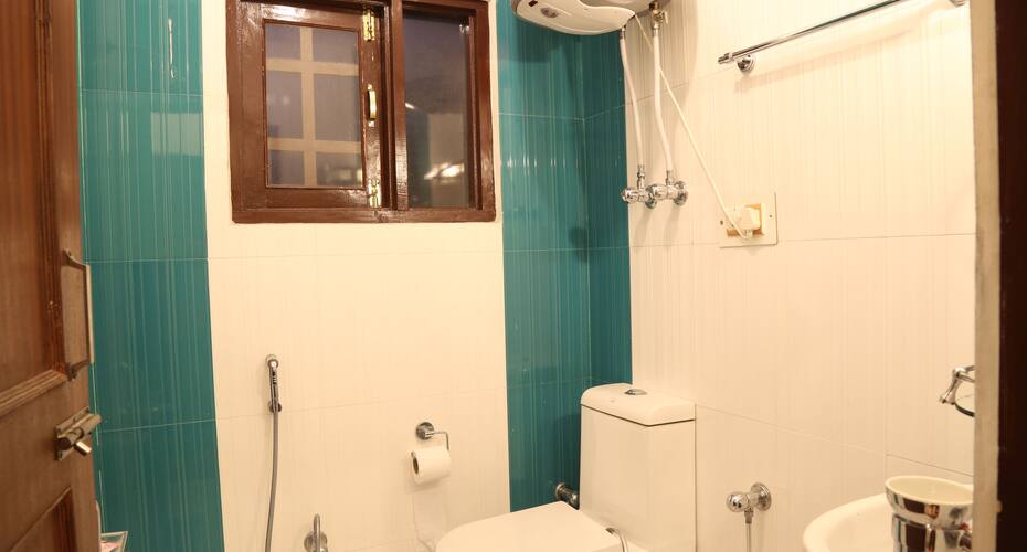Hotel Golden Bees, Srinagar 4
